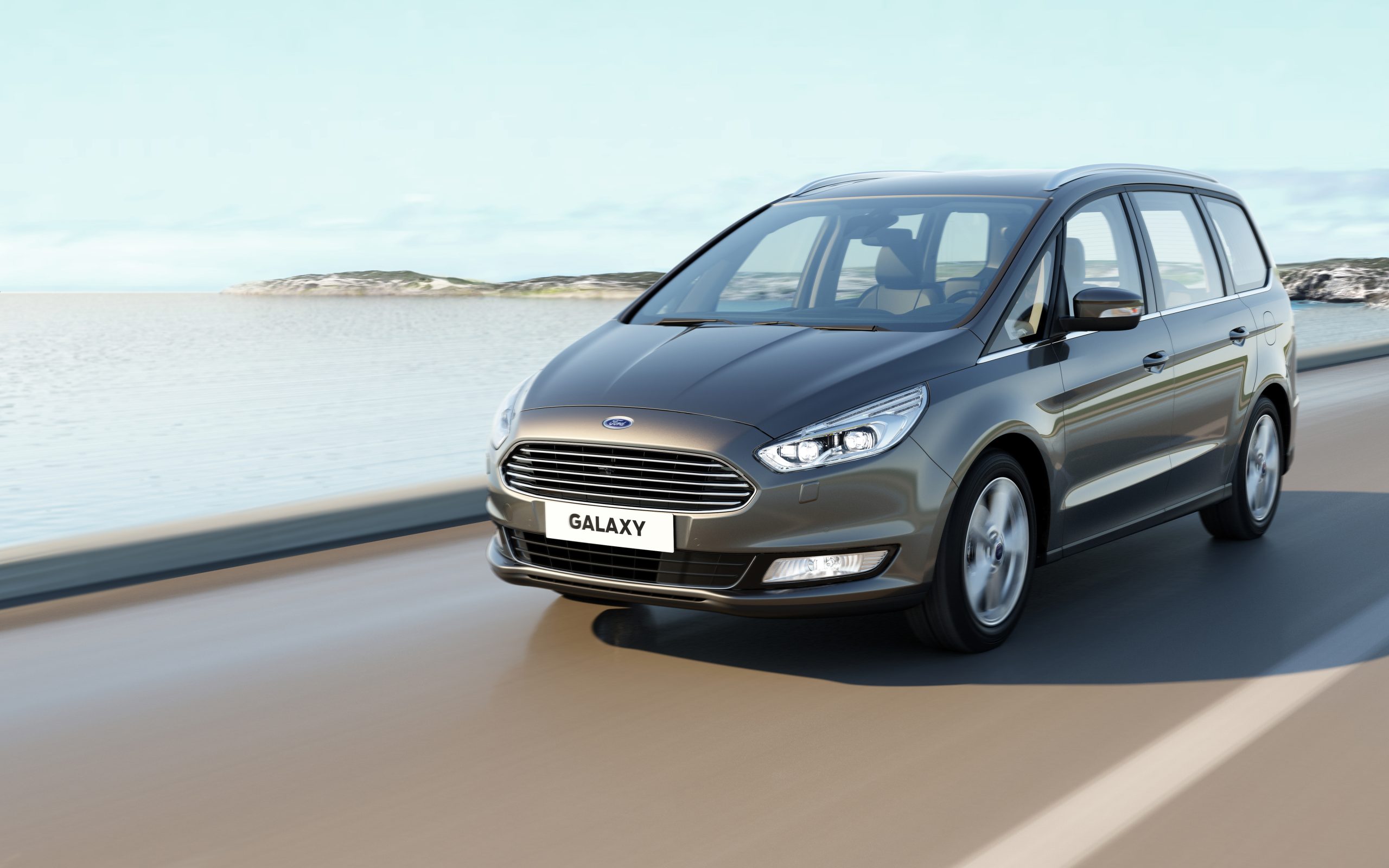 Zwarte ford galaxy rijdend op weg liggende afbeelding